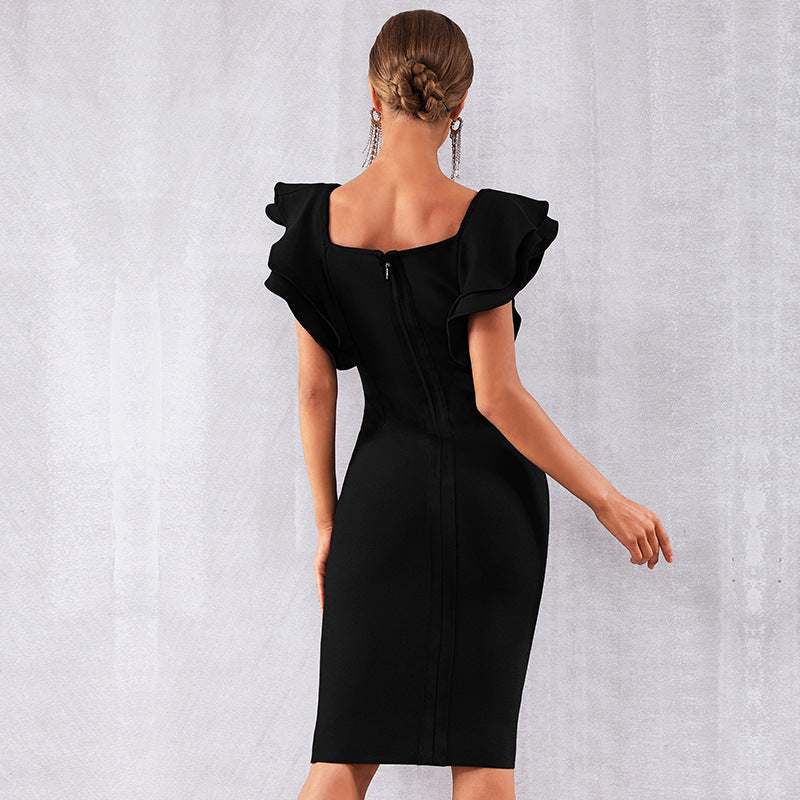 ROBE MOULANTE À VOLANTS