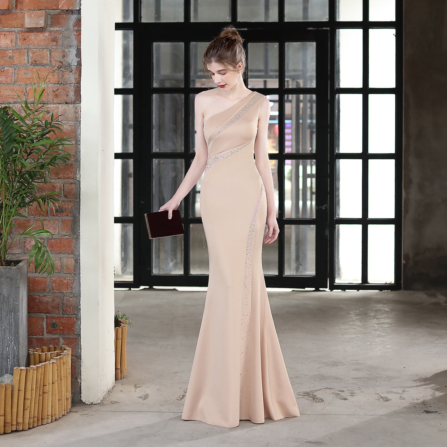 ROBE DE SOIRÉE ASYMÉTRIQUE À STRASS