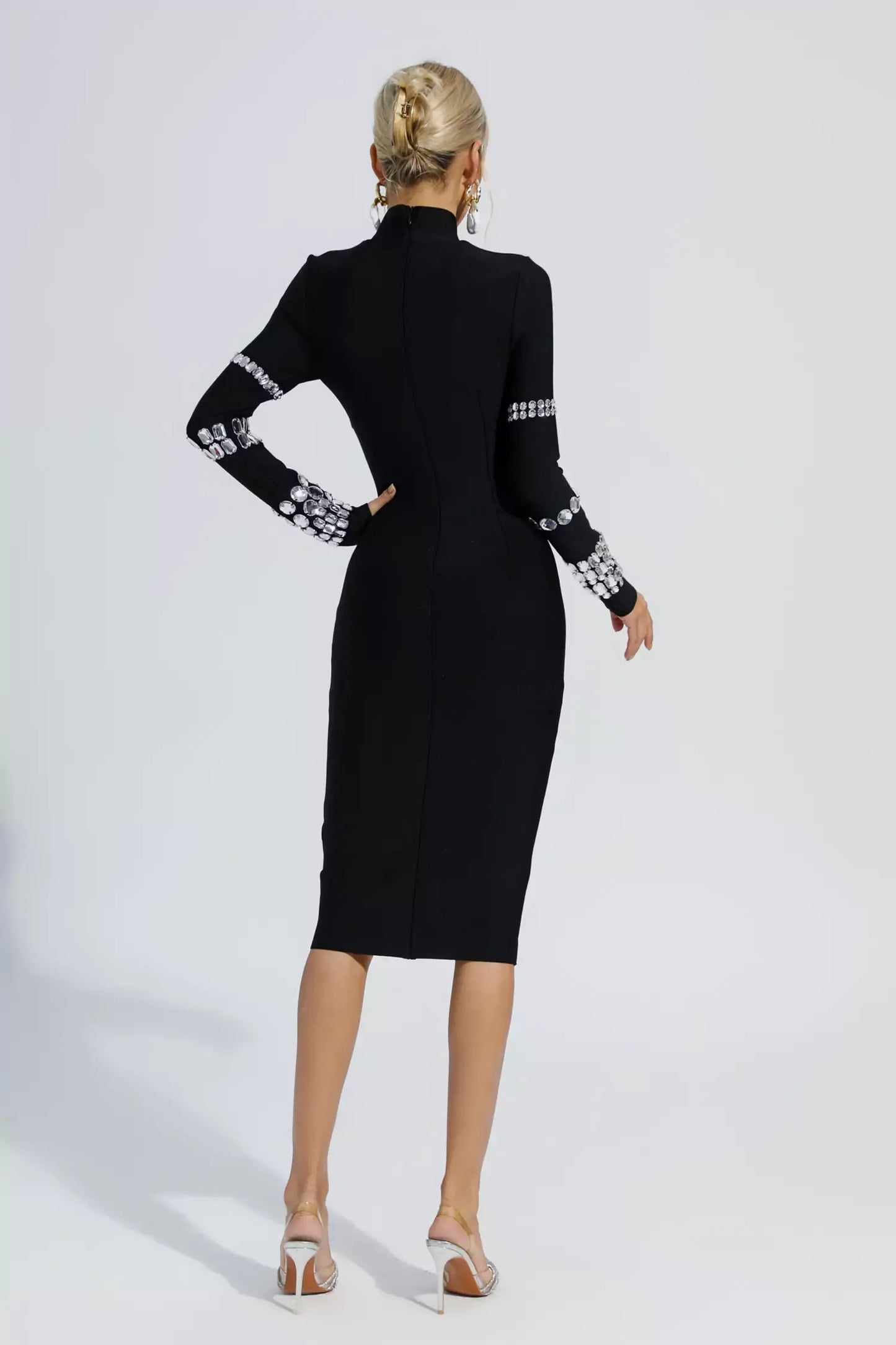 ROBE MOULANTE AVEC DÉTAILS DIAMANTS