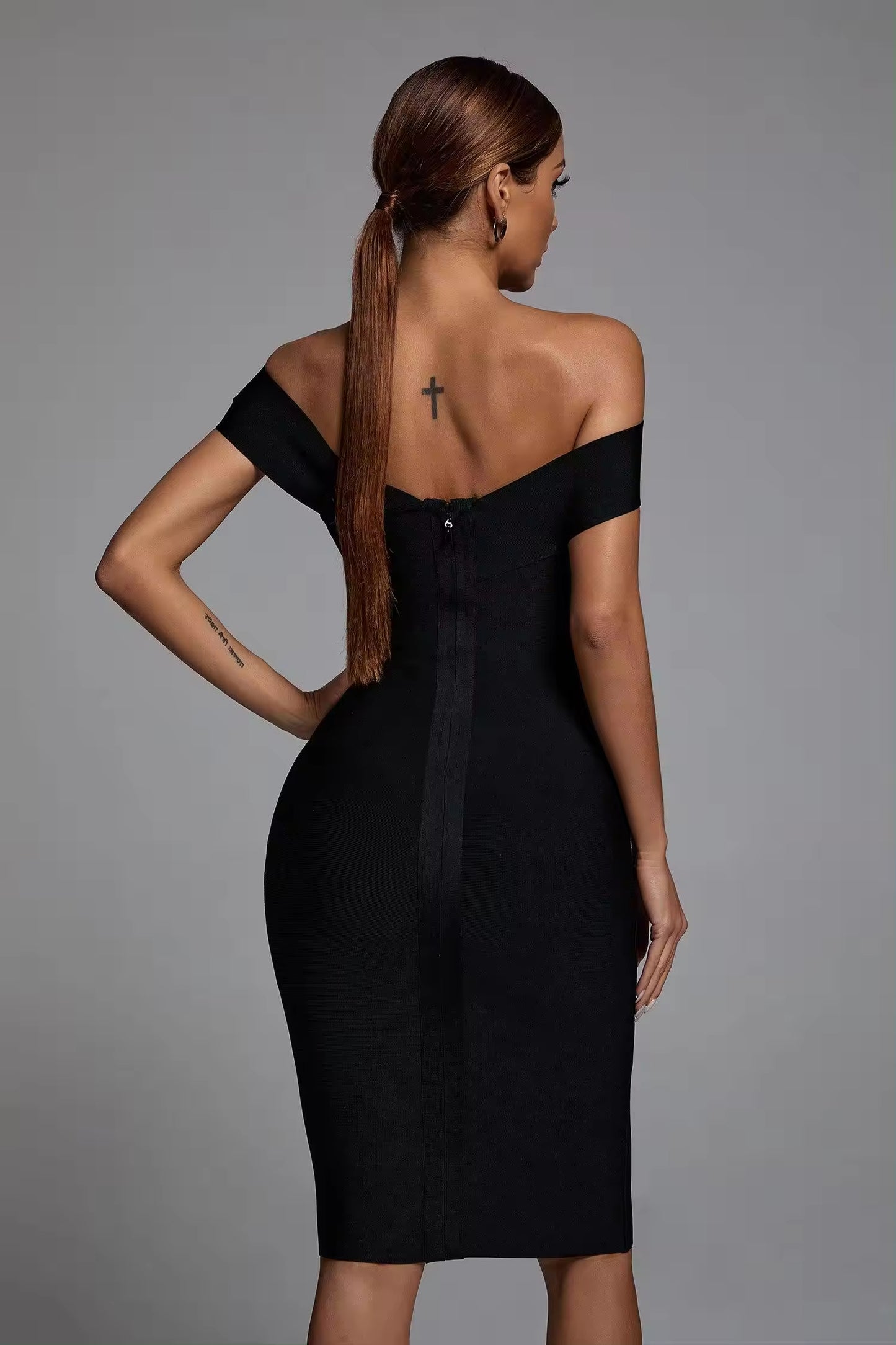 ROBE MOULANTE NOIRE ÉPAULE DÉNUDÉE