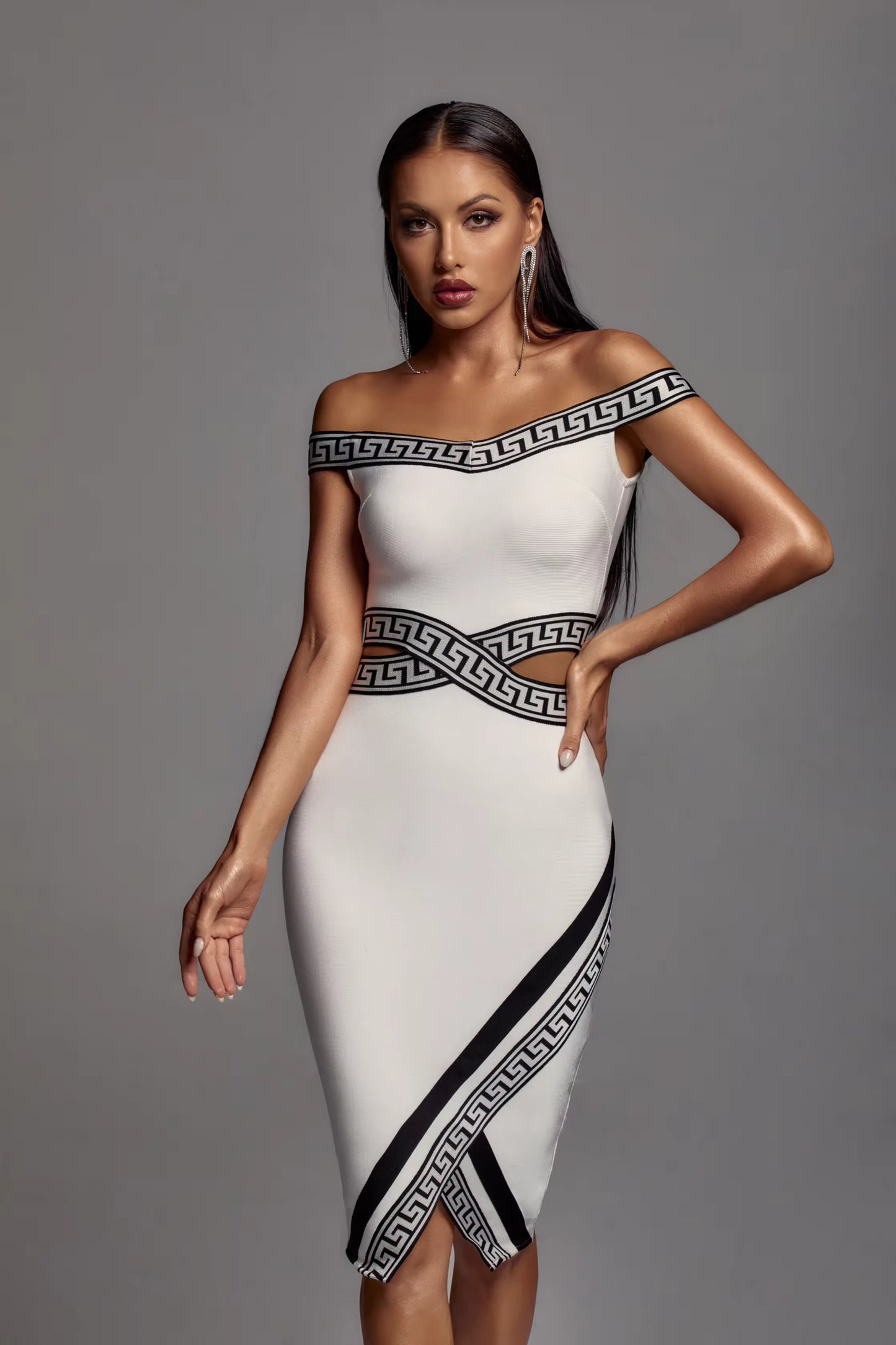 ROBE MOULANTE BLANCHE MIDI AVEC DÉTAILS NOIR&BLANC