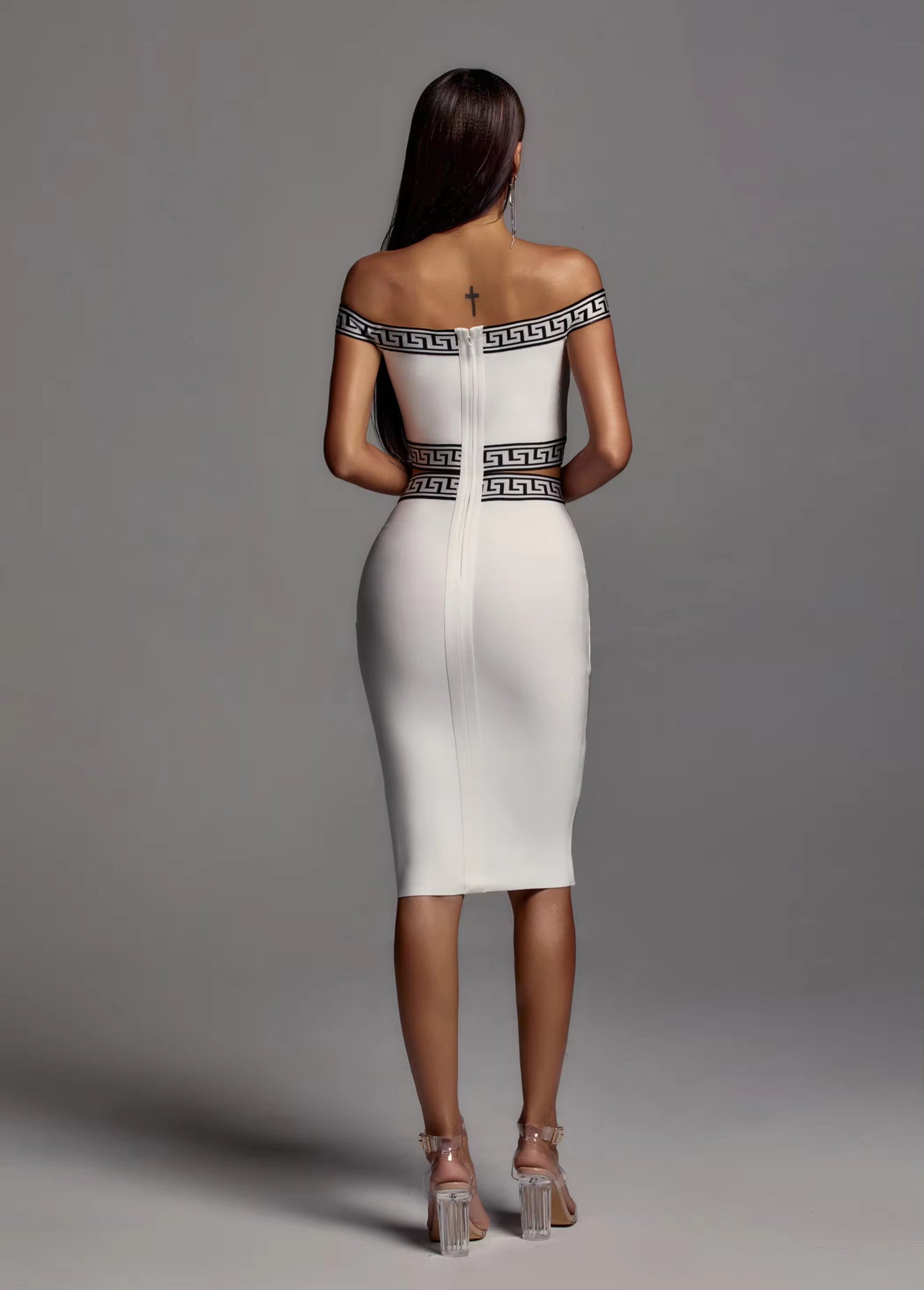 ROBE MOULANTE BLANCHE MIDI AVEC DÉTAILS NOIR&BLANC