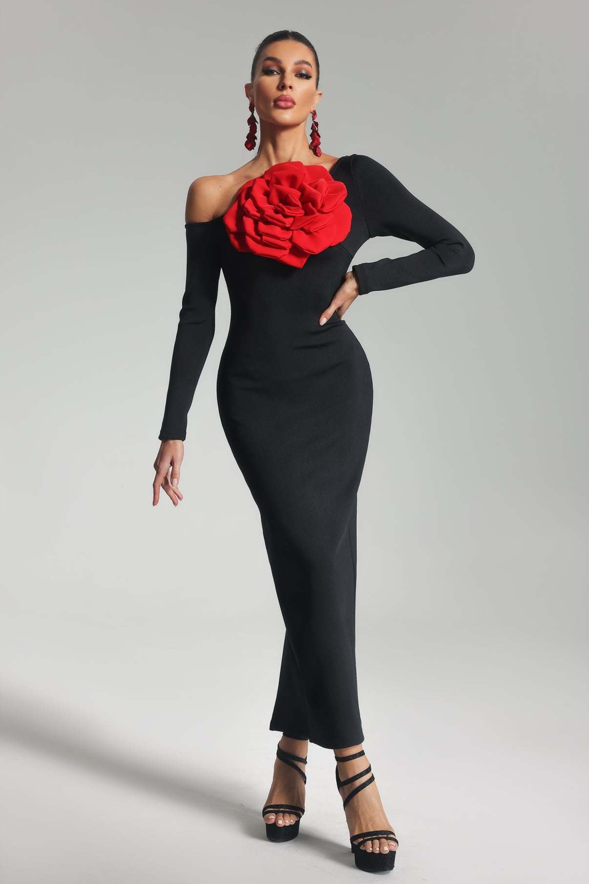 ROBE DE COCKTAIL LONGUE AVEC DÉTAIL ROSE