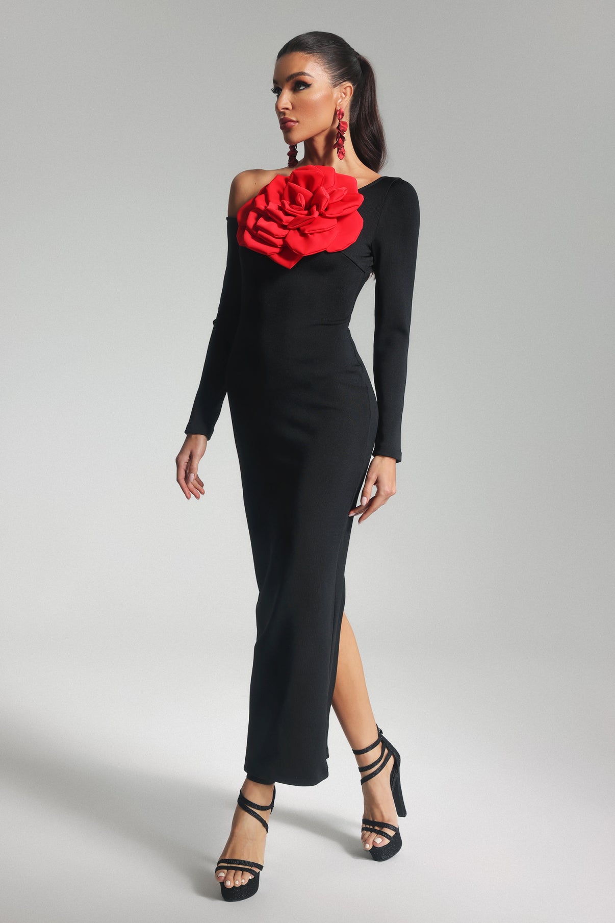 ROBE DE COCKTAIL LONGUE AVEC DÉTAIL ROSE