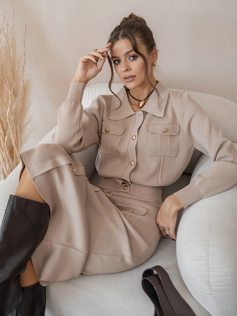 ENSEMBLE GILET ET JUPE TRICOT BOUTONNÉ