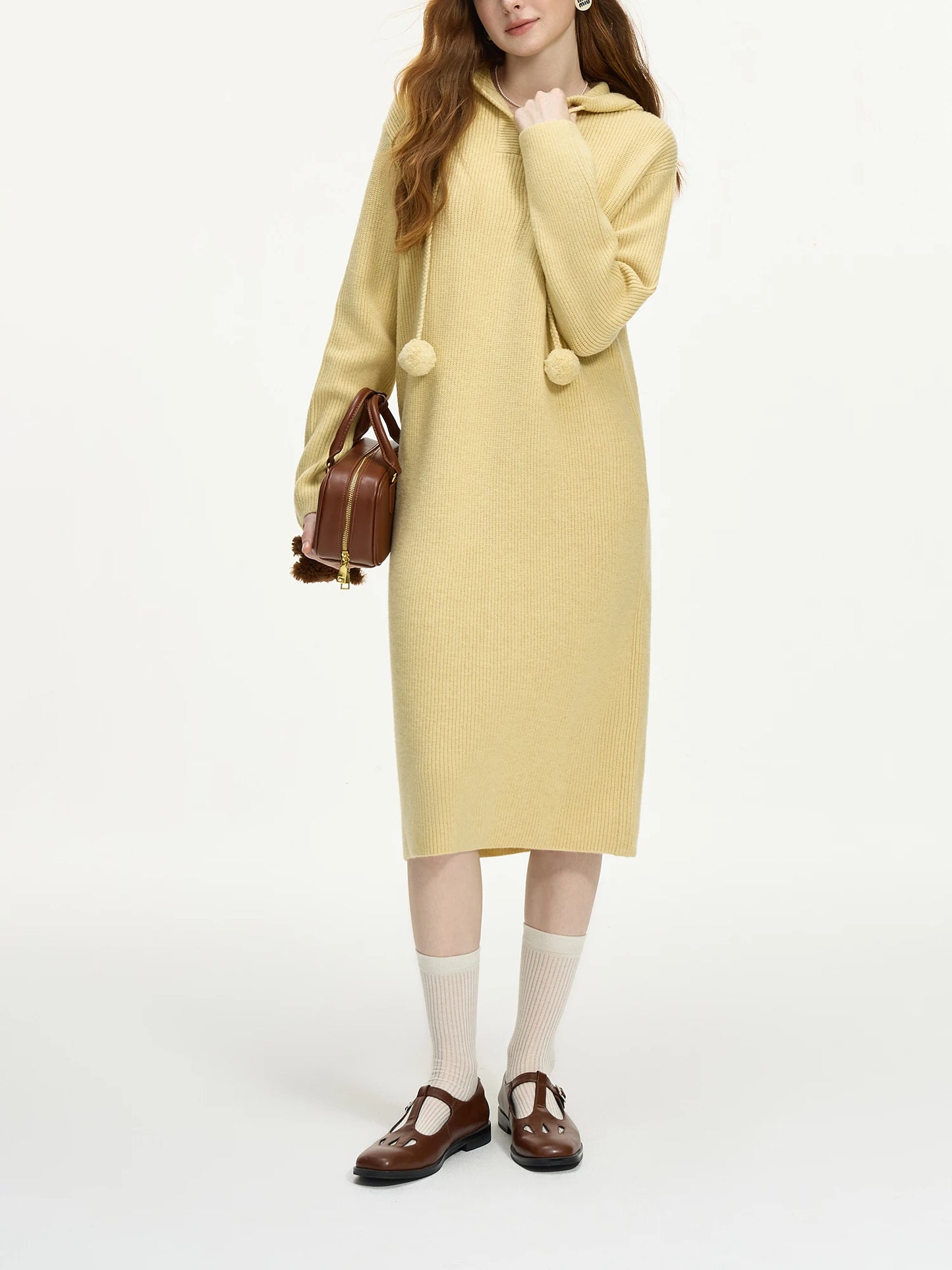 ROBE PULL À LACETS AVEC POMPON ET CAPUCHE