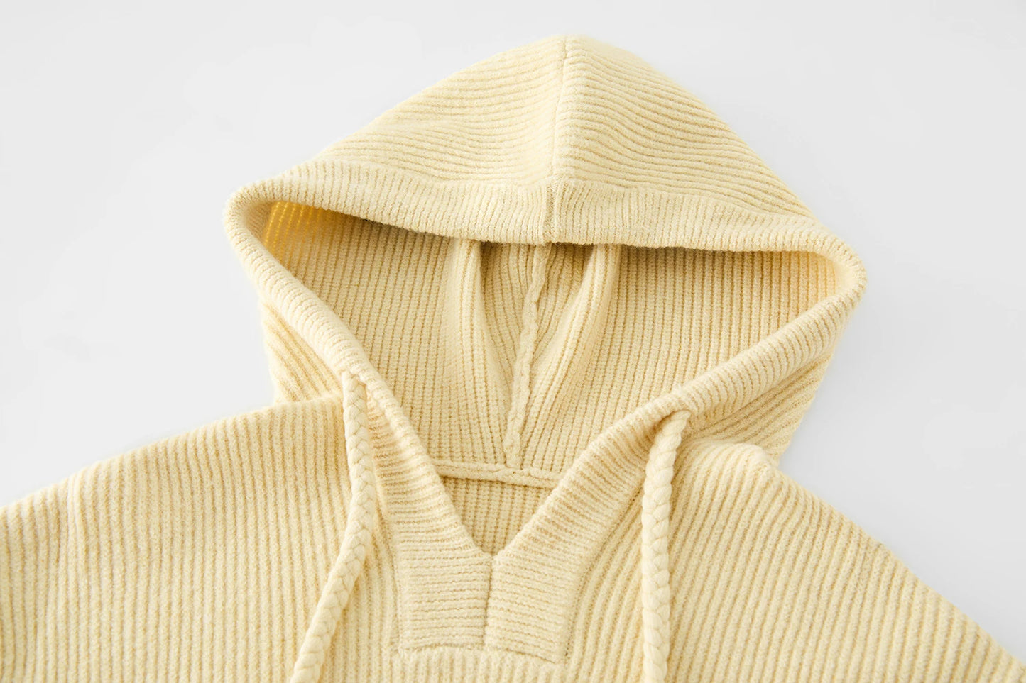 ROBE PULL À LACETS AVEC POMPON ET CAPUCHE