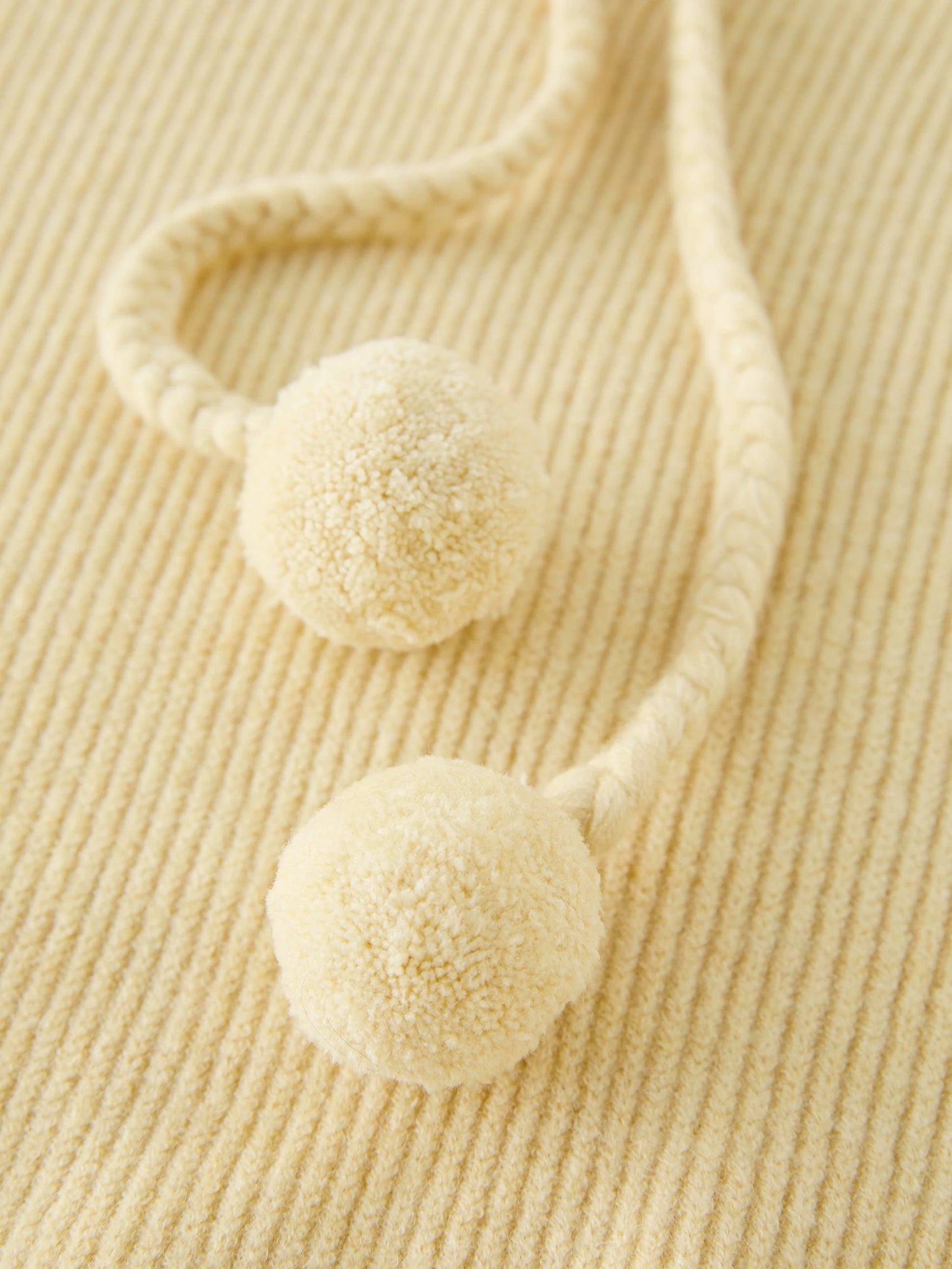ROBE PULL À LACETS AVEC POMPON ET CAPUCHE
