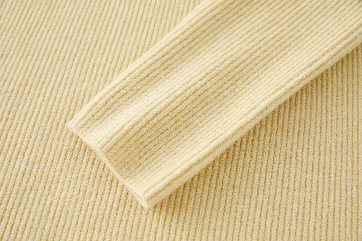 ROBE PULL À LACETS AVEC POMPON ET CAPUCHE