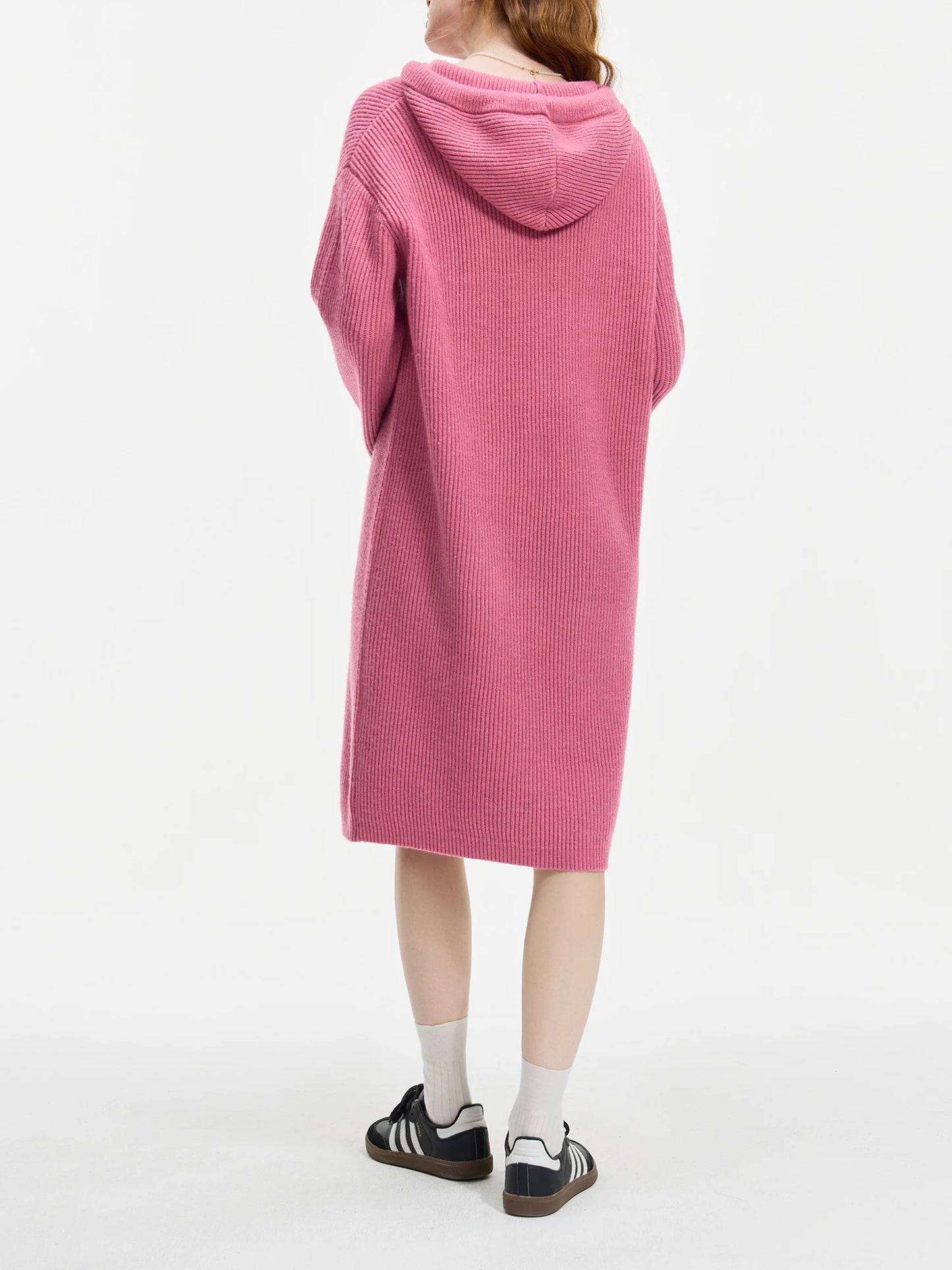 ROBE PULL À LACETS AVEC POMPON ET CAPUCHE