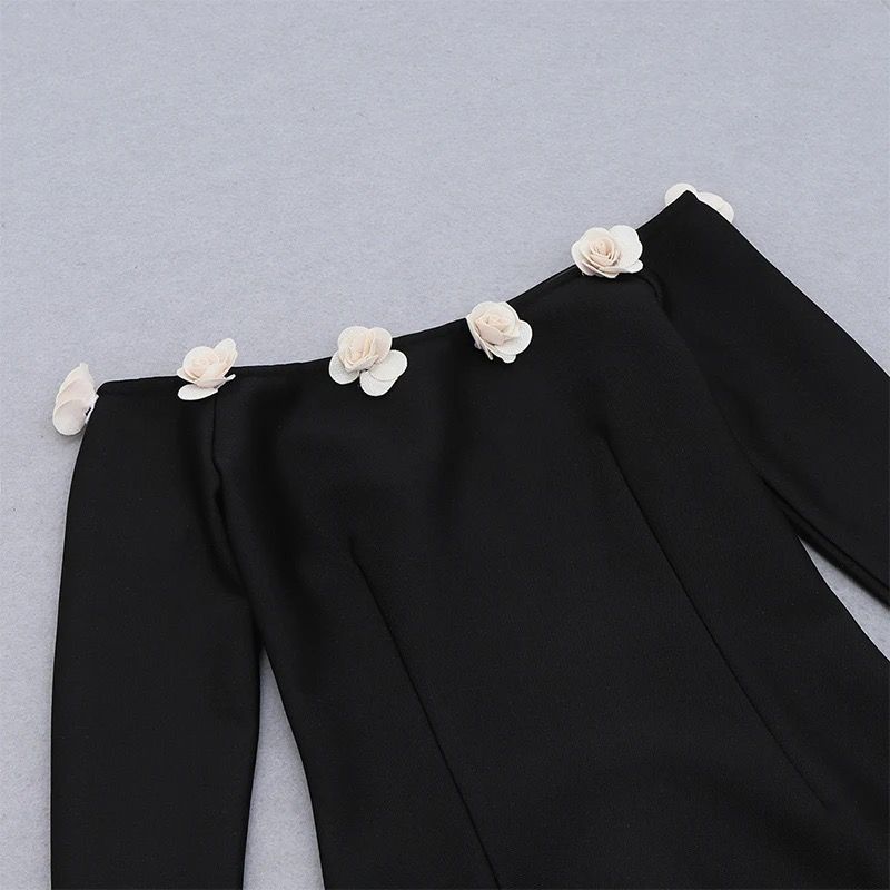 ROBE MOULANTE EPAULES DENUDÉES À DÉTAILS ROSES