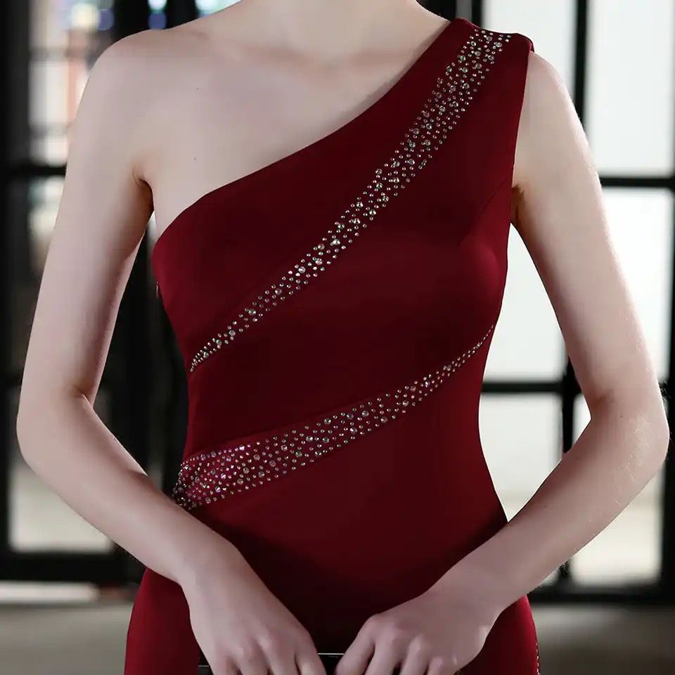ROBE DE SOIRÉE ASYMÉTRIQUE À STRASS