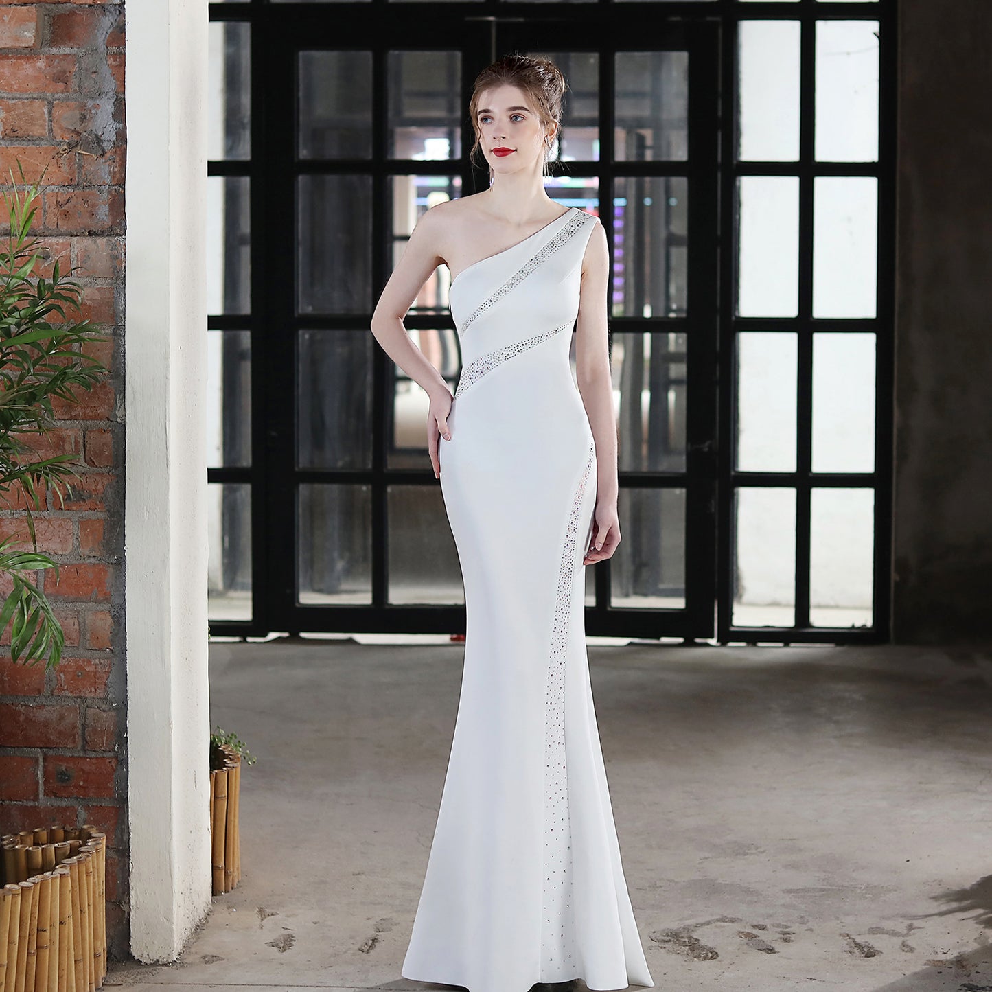 ROBE DE SOIRÉE ASYMÉTRIQUE À STRASS