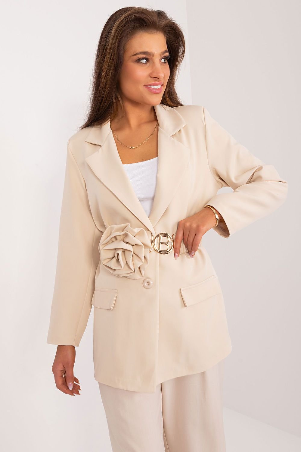 BLAZER AVEC CEINTURE ET FLEUR DÉCORATIVE