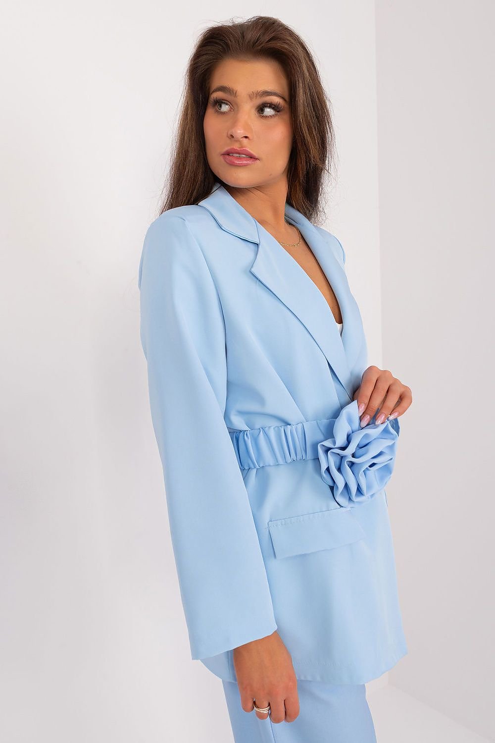 BLAZER AVEC CEINTURE ET FLEUR DÉCORATIVE