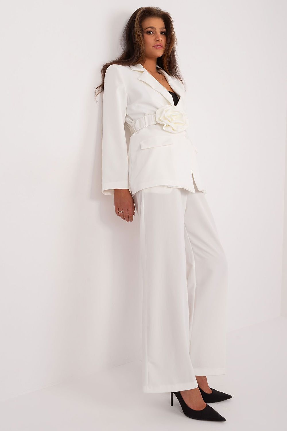 BLAZER AVEC CEINTURE ET FLEUR DÉCORATIVE