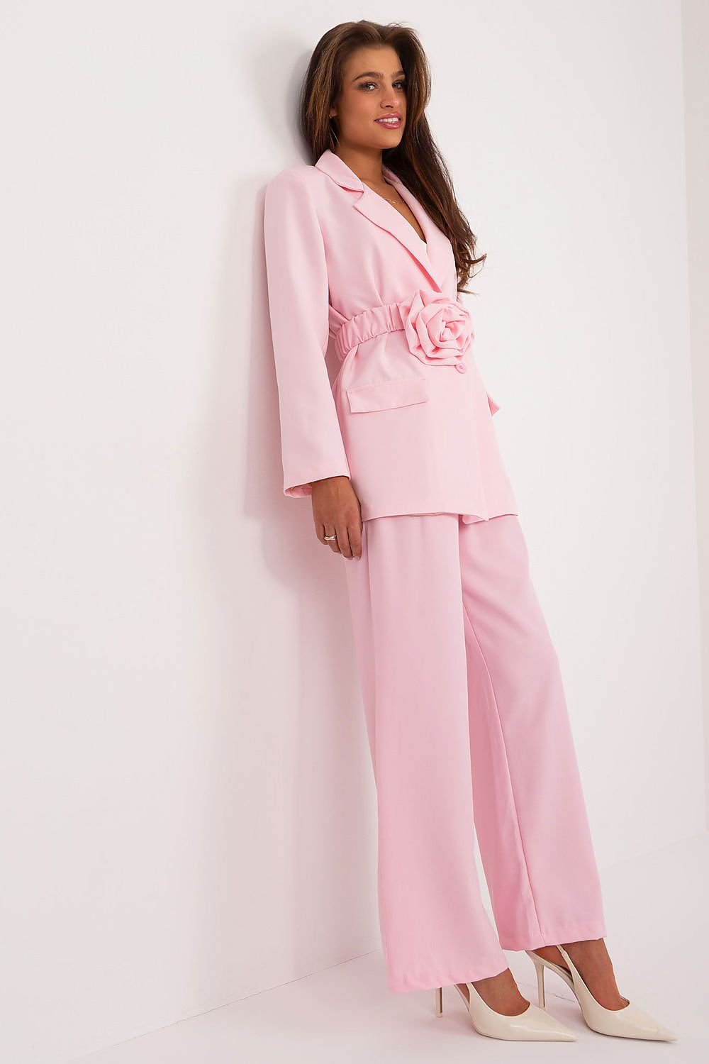 BLAZER AVEC CEINTURE ET FLEUR DÉCORATIVE