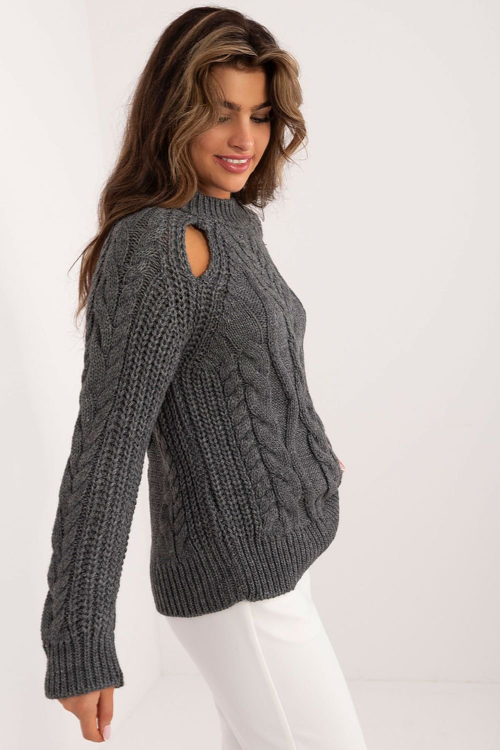 PULL EN LAINE AVEC DÉCOUPE