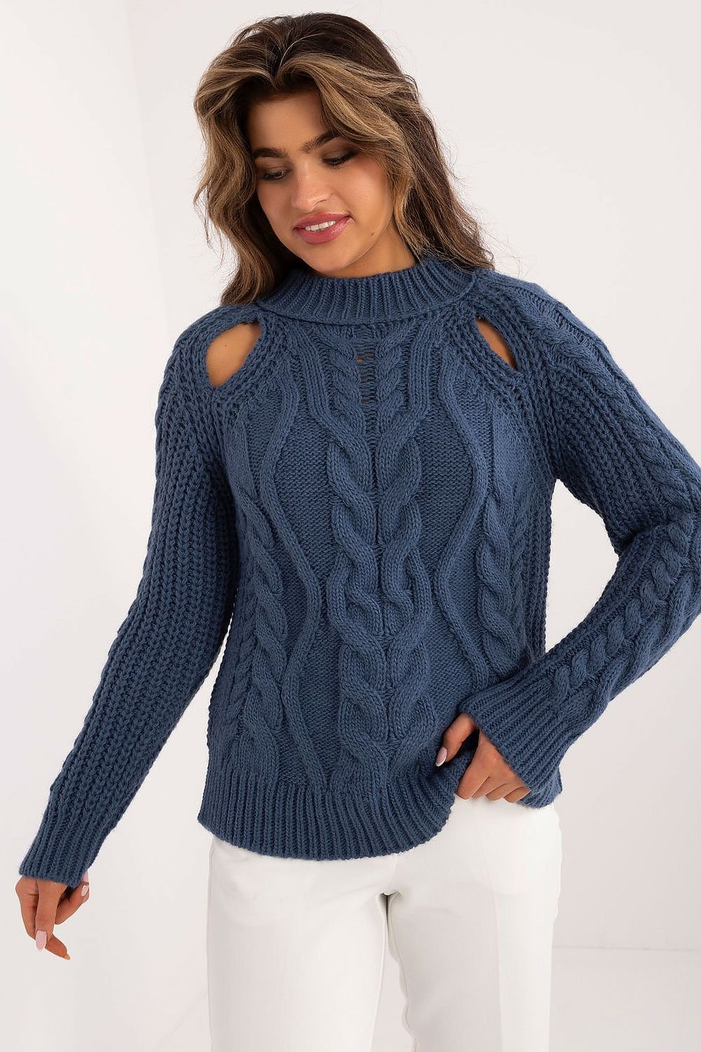 PULL EN LAINE AVEC DÉCOUPE
