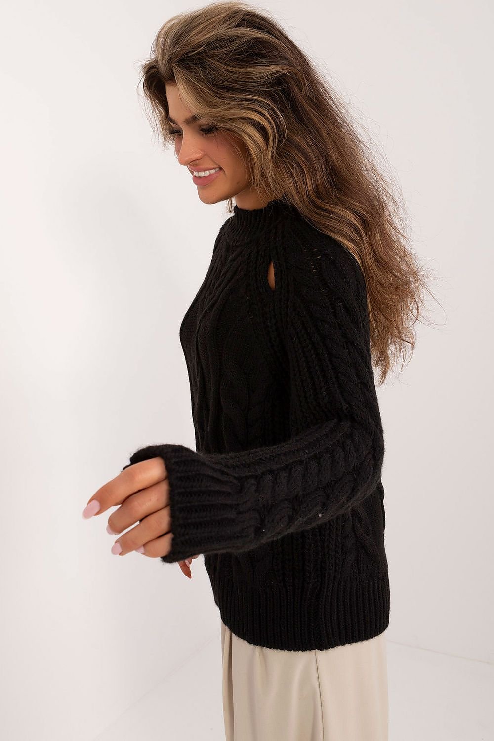 PULL EN LAINE AVEC DÉCOUPE