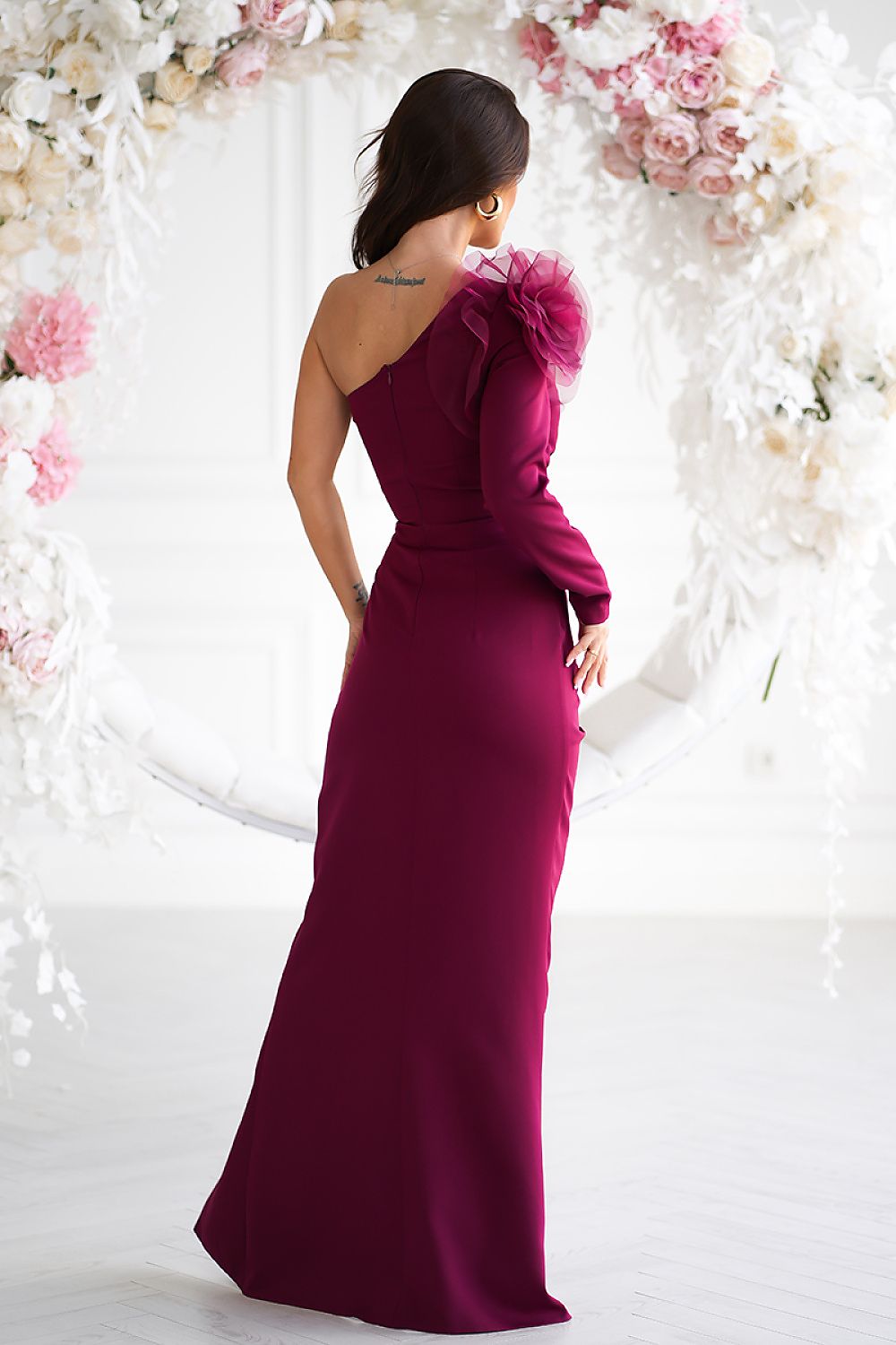 ROBE DE SOIRÉE LONGUE FENDUE DÉTAIL PLUME