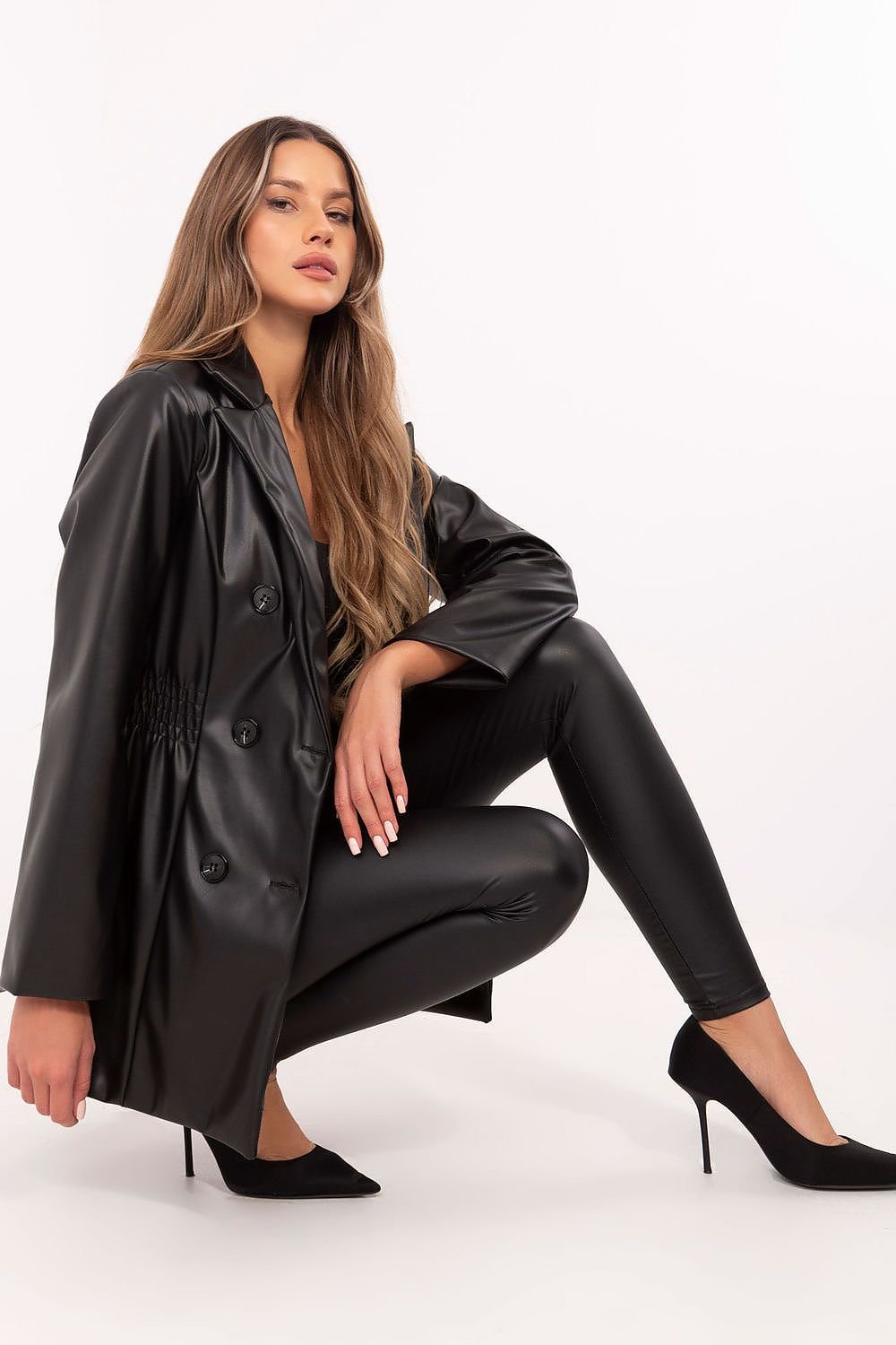 VESTE SIMILI-CUIR CEINTRÉE À DOUBLE BOUTONNAGE
