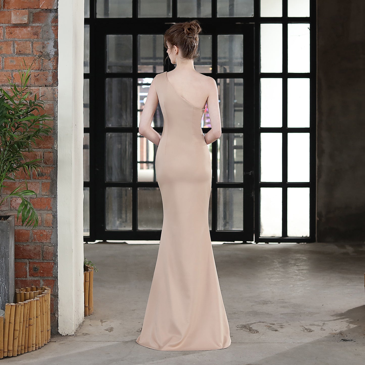 ROBE DE SOIRÉE ASYMÉTRIQUE À STRASS