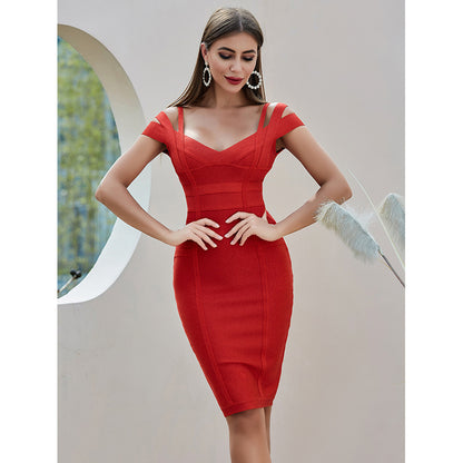 ROBE ROUGE DÉTAILS ASYMÉTRIQUES