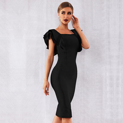ROBE MOULANTE À VOLANTS