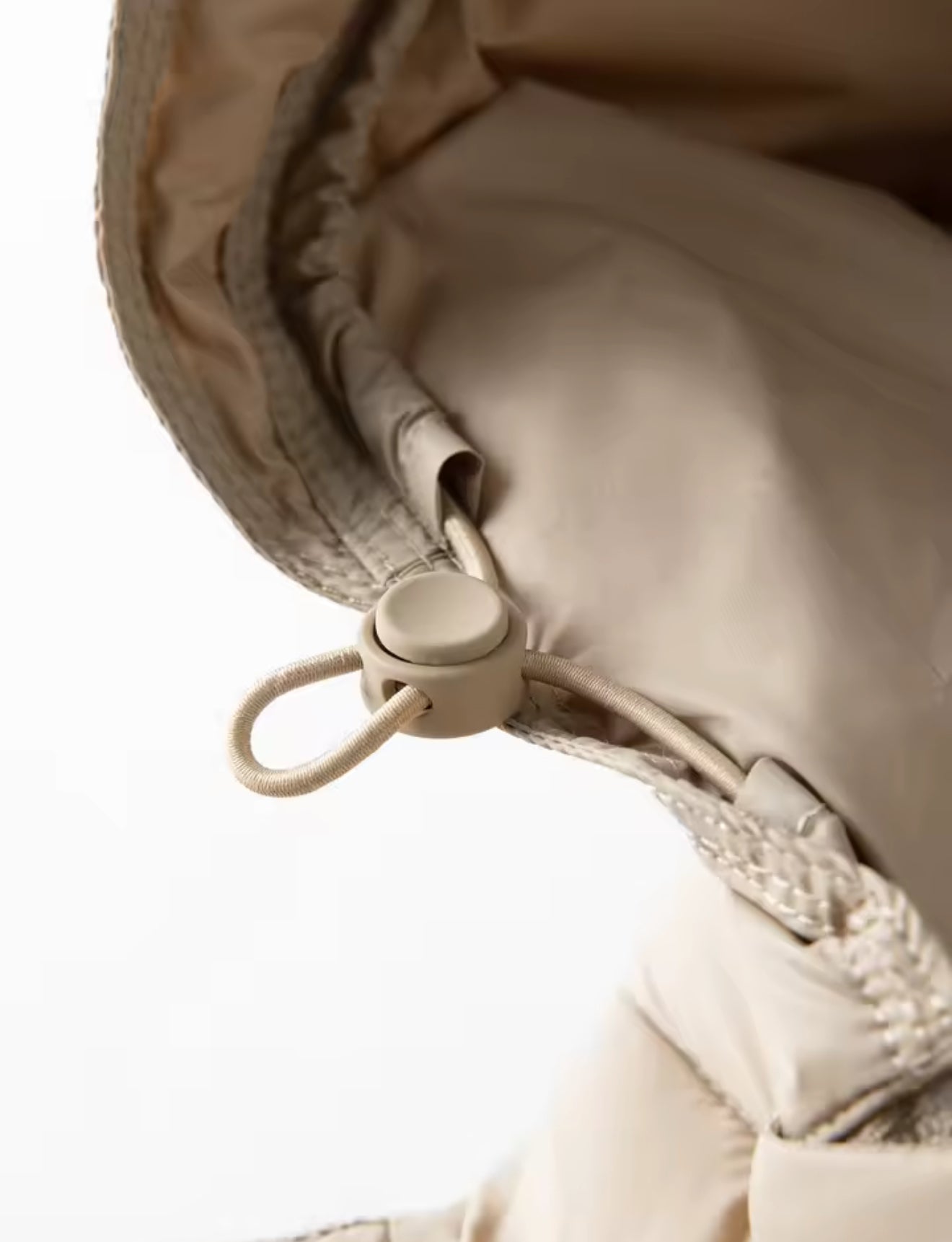 DOUDOUNE À CAPUCHE IMPERMÉABLE